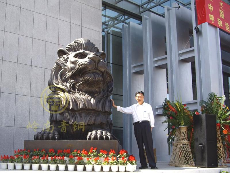 特大號(hào)匯豐獅長(zhǎng)4.1米，寬1.83米，高2.83米